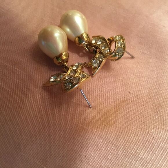 Goldtone Faux Pearl Bow Earrings Post and Clutch Back - Picture 3 of 6